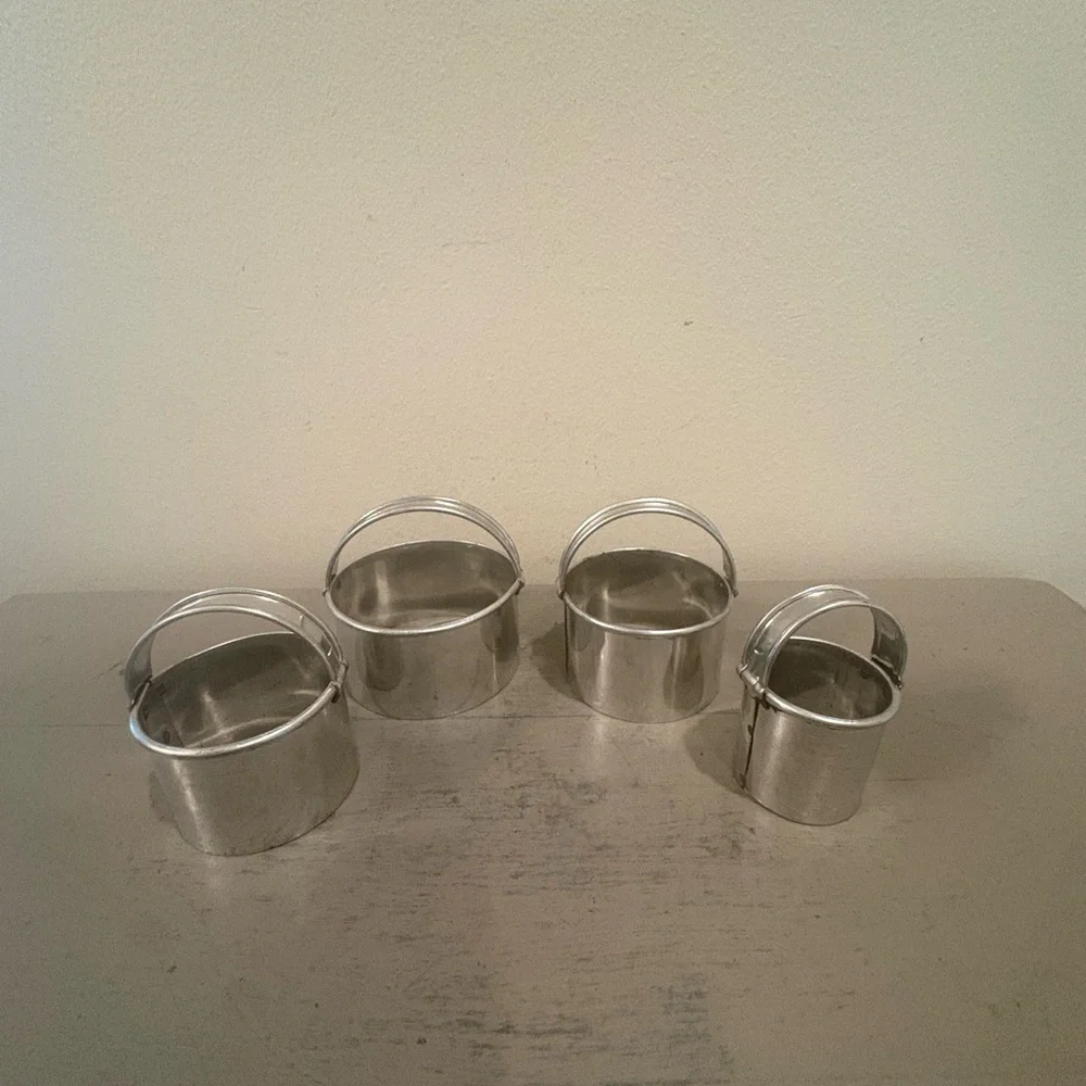 1 Set Of Four VTG Metal Biscuit Cutters In Original Box